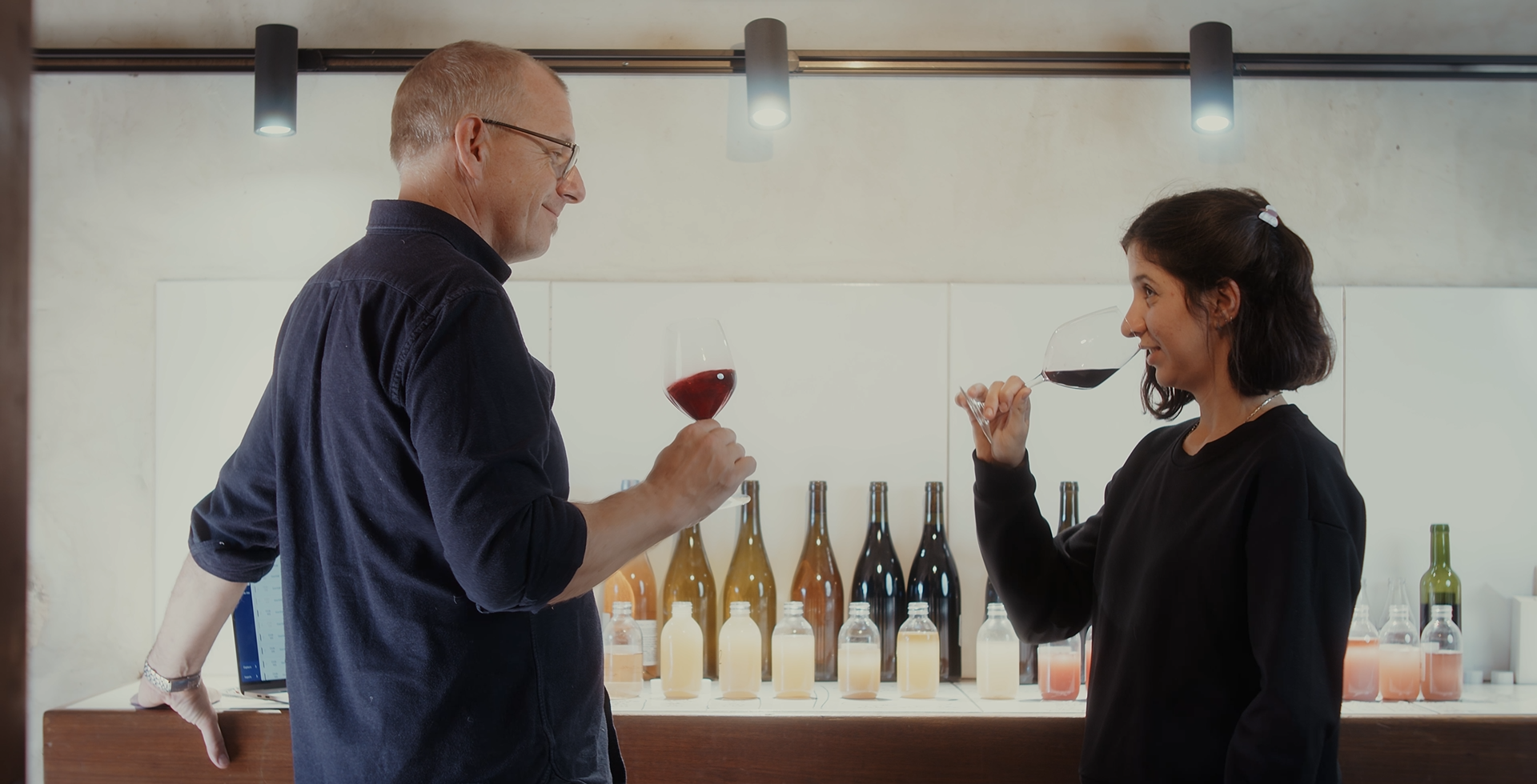 Deux personnes dégustant du vin 