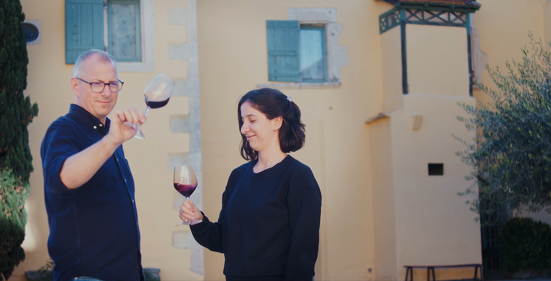 Deux personnes dégustant analysant le vin grâce à KYP
